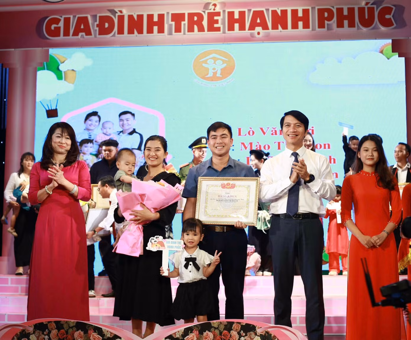 Anh Nguyễn Ngọc Lương - Bí thư thường trực T.Ư Đoàn, Chủ tịch T.Ư Hội LHTN Việt Nam (thứ 2, từ phải sang) trao khen thưởng Gia đình trẻ tiêu biểu toàn quốc năm 2023. Ảnh: Bảo Anh
