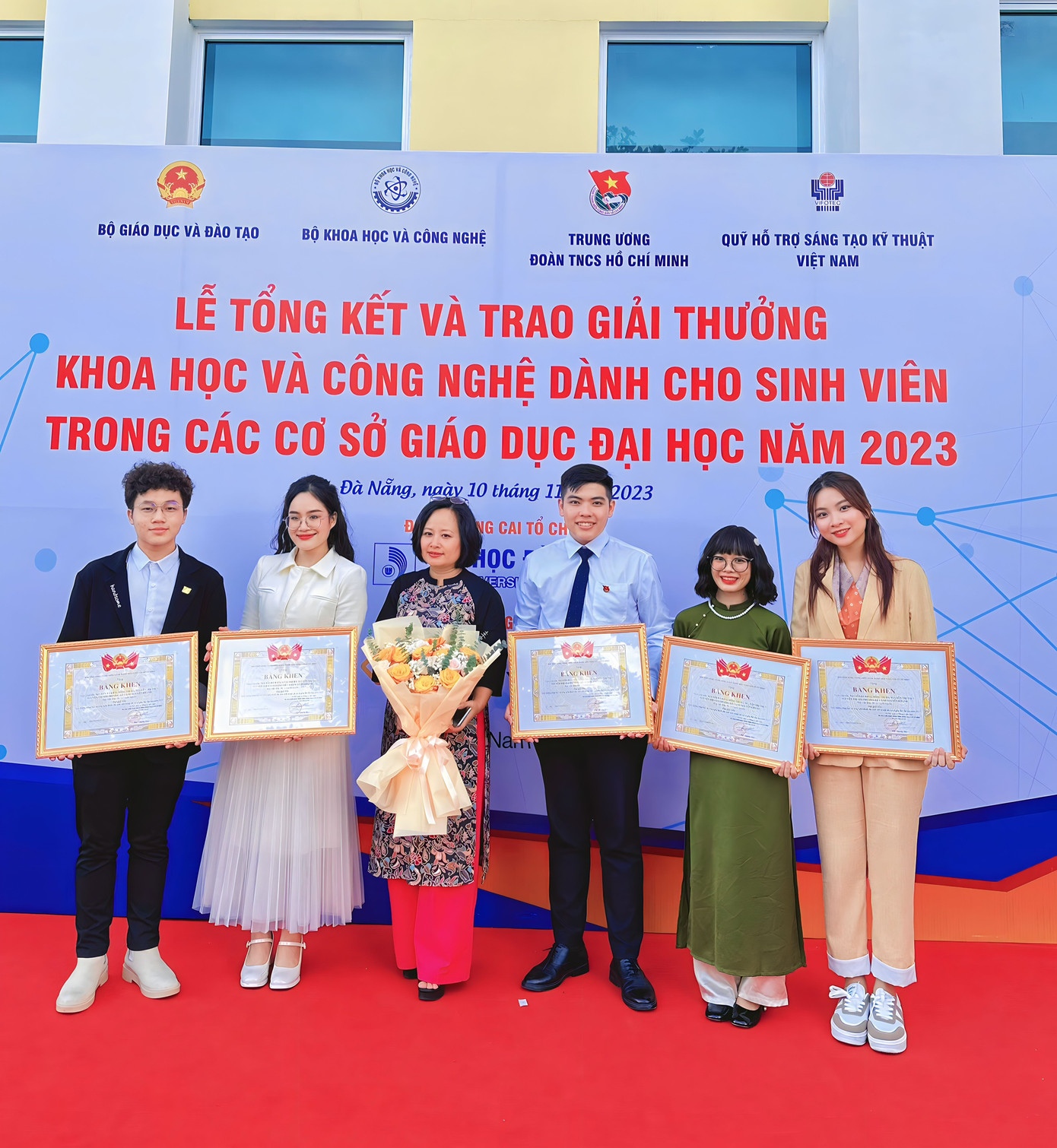 TS. Nguyễn Thị Tuyết Minh - giảng viên Viện Báo chí (giữa) cùng nhóm Helius+ tại Lễ Tổng kết và Trao Giải thưởng khoa học và công nghệ dành cho sinh viên trong các cơ sở giáo dục đại học năm 2023. TS. Nguyễn Thị Tuyết Minh - giảng viên Viện Báo chí (giữa) cùng nhóm Helius+ tại Lễ Tổng kết và Trao Giải thưởng khoa học và công nghệ dành cho sinh viên trong các cơ sở giáo dục đại học năm 2023.