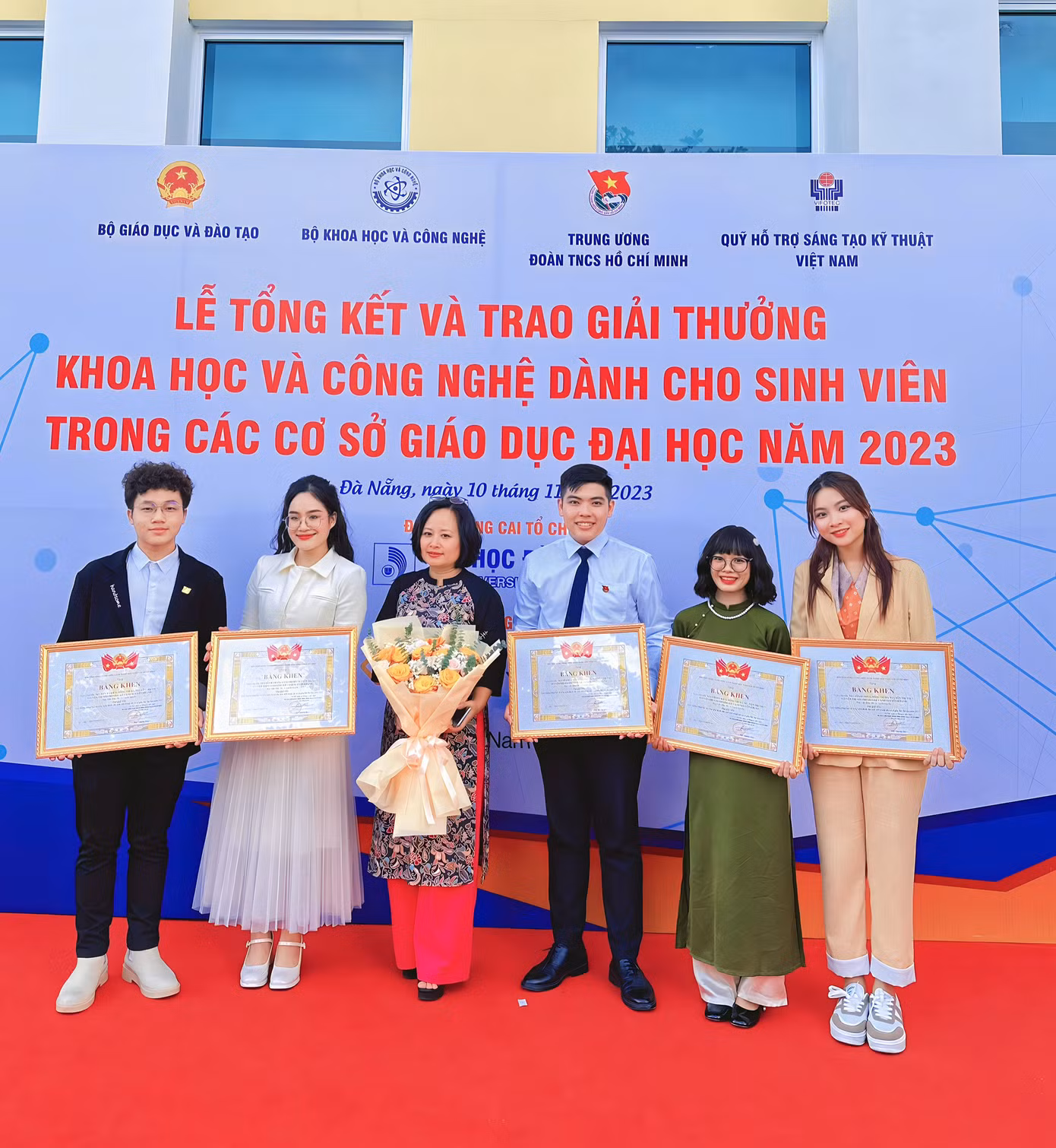TS. Nguyễn Thị Tuyết Minh - giảng viên Viện Báo chí (giữa) cùng nhóm Helius+ tại Lễ Tổng kết và Trao Giải thưởng khoa học và công nghệ dành cho sinh viên trong các cơ sở giáo dục đại học năm 2023.