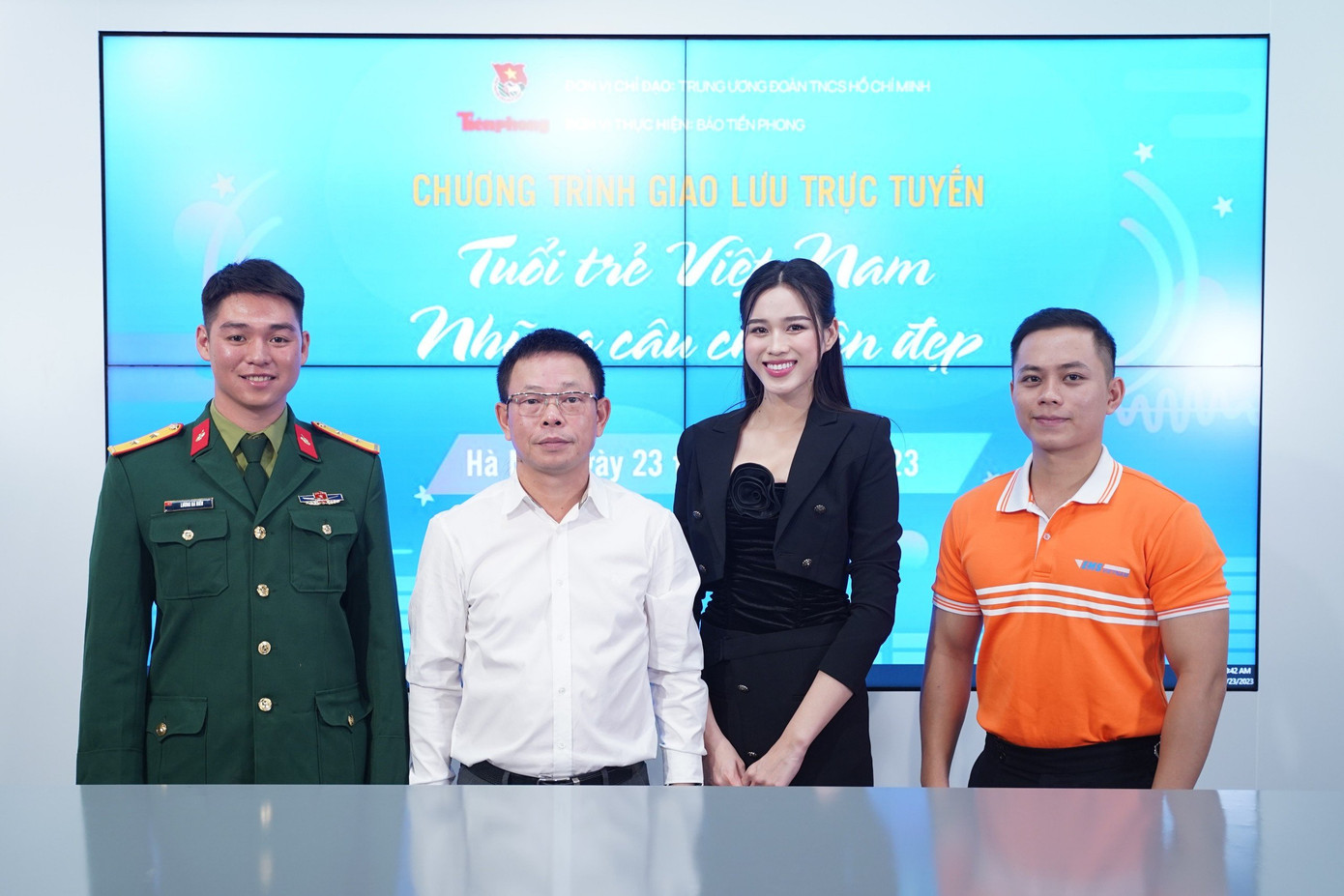 Phó Tổng Biên tập Báo Tiền Phong Phùng Công Sưởng (thứ 2 từ trái qua) cùng các đại biểu tham gia chương trình giao lưu trực tuyến. Ảnh: Nguyễn Bắc