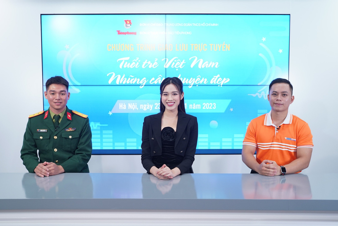 Trung úy Lương Bá Hiếu, Hoa hậu Đỗ Thị Hà và anh Phùng Trọng Hiệp giao lưu tại chương trình (từ trái qua phải). Ảnh: Nguyễn Bắc