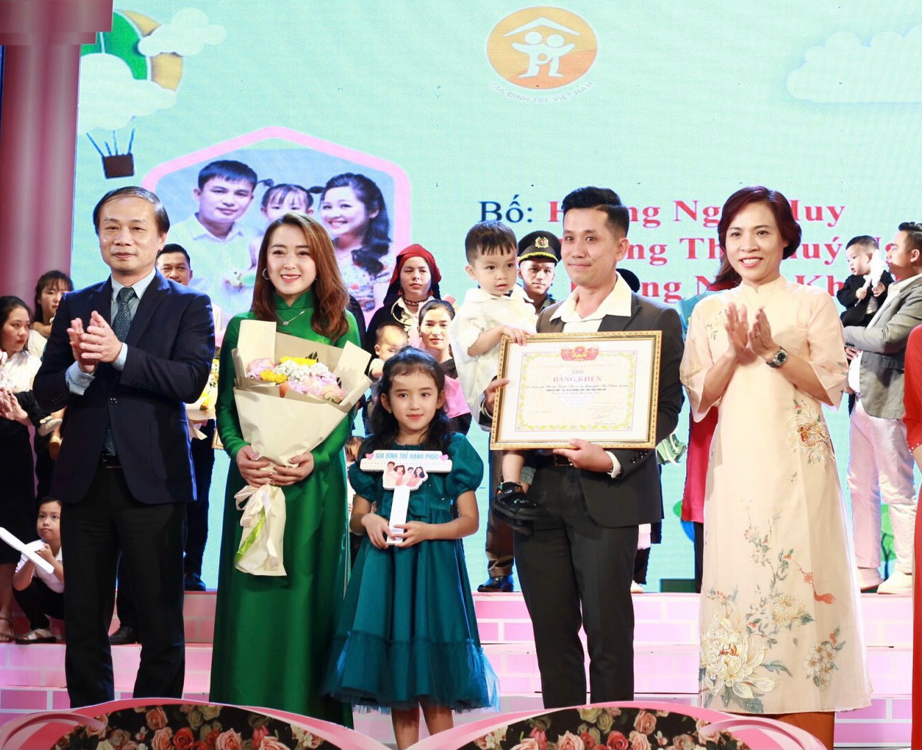 Ông Phạm Tất Thắng - Ủy viên T.Ư Đảng, Phó trưởng ban thường trực Ban Dân vận T.Ư (bên trái) trao khen thưởng Gia đình trẻ tiêu biểu toàn quốc năm 2023. Ảnh: Bảo Anh Ông Phạm Tất Thắng - Ủy viên T.Ư Đảng, Phó trưởng ban thường trực Ban Dân vận T.Ư (bên trái) trao khen thưởng Gia đình trẻ tiêu biểu toàn quốc năm 2023. Ảnh: Bảo Anh