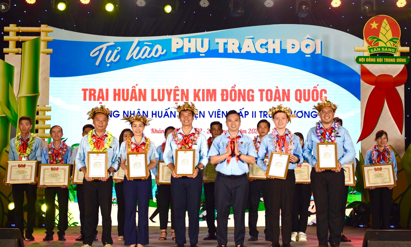 Ban tổ chức công nhận 5 trại sinh có kết quả cao nhất là thành viên Ban Huấn luyện thuộc Hội đồng Huấn luyện cấp T.Ư. Ban tổ chức công nhận 5 trại sinh có kết quả cao nhất là thành viên Ban Huấn luyện thuộc Hội đồng Huấn luyện cấp T.Ư.