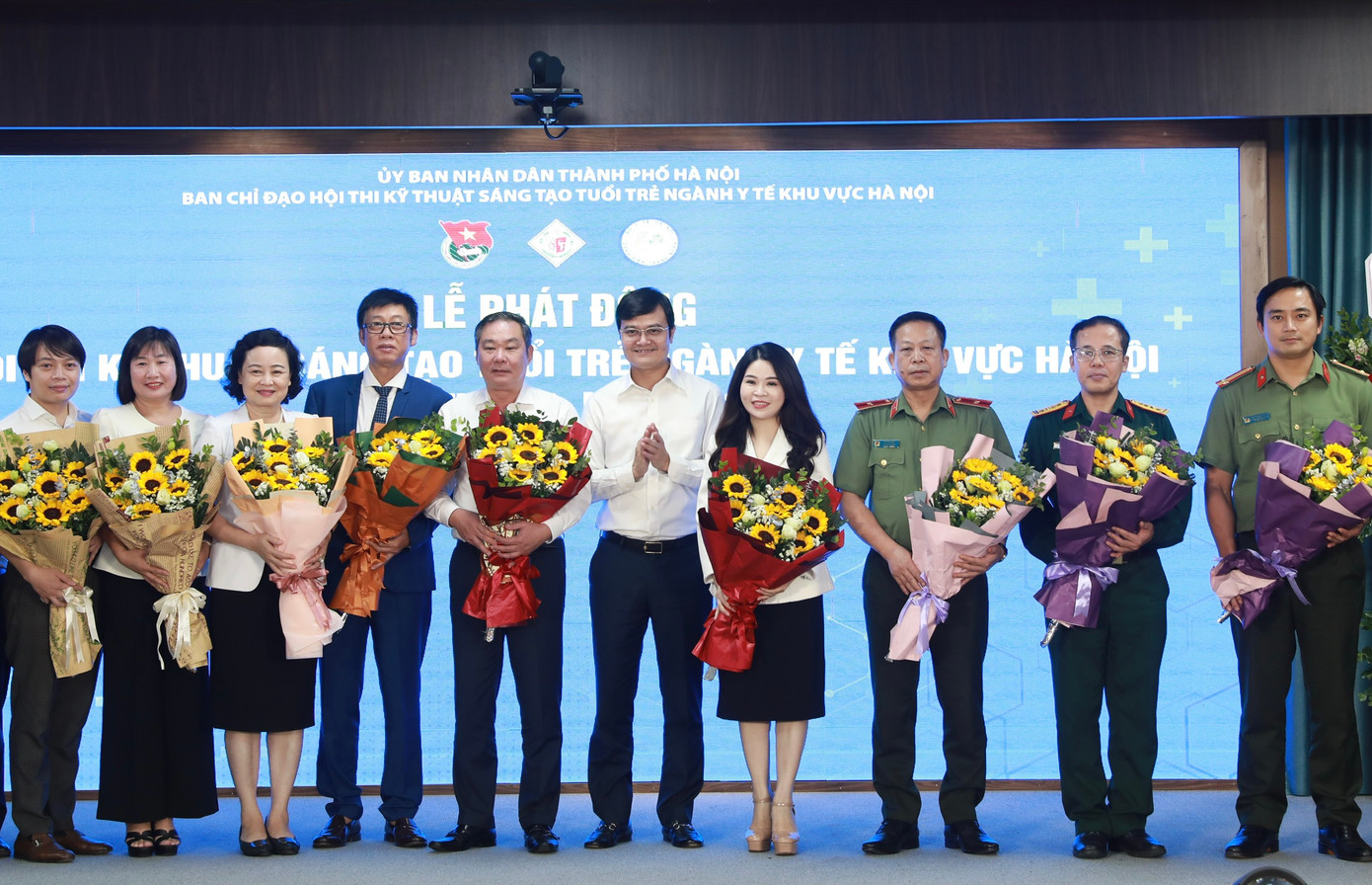 Bí thư thứ nhất T.Ư Đoàn Bùi Quang Huy tặng hoa các thành viên Ban chỉ đạo Hội thi. Ảnh: Bảo Anh Bí thư thứ nhất T.Ư Đoàn Bùi Quang Huy tặng hoa các thành viên Ban chỉ đạo Hội thi. Ảnh: Bảo Anh