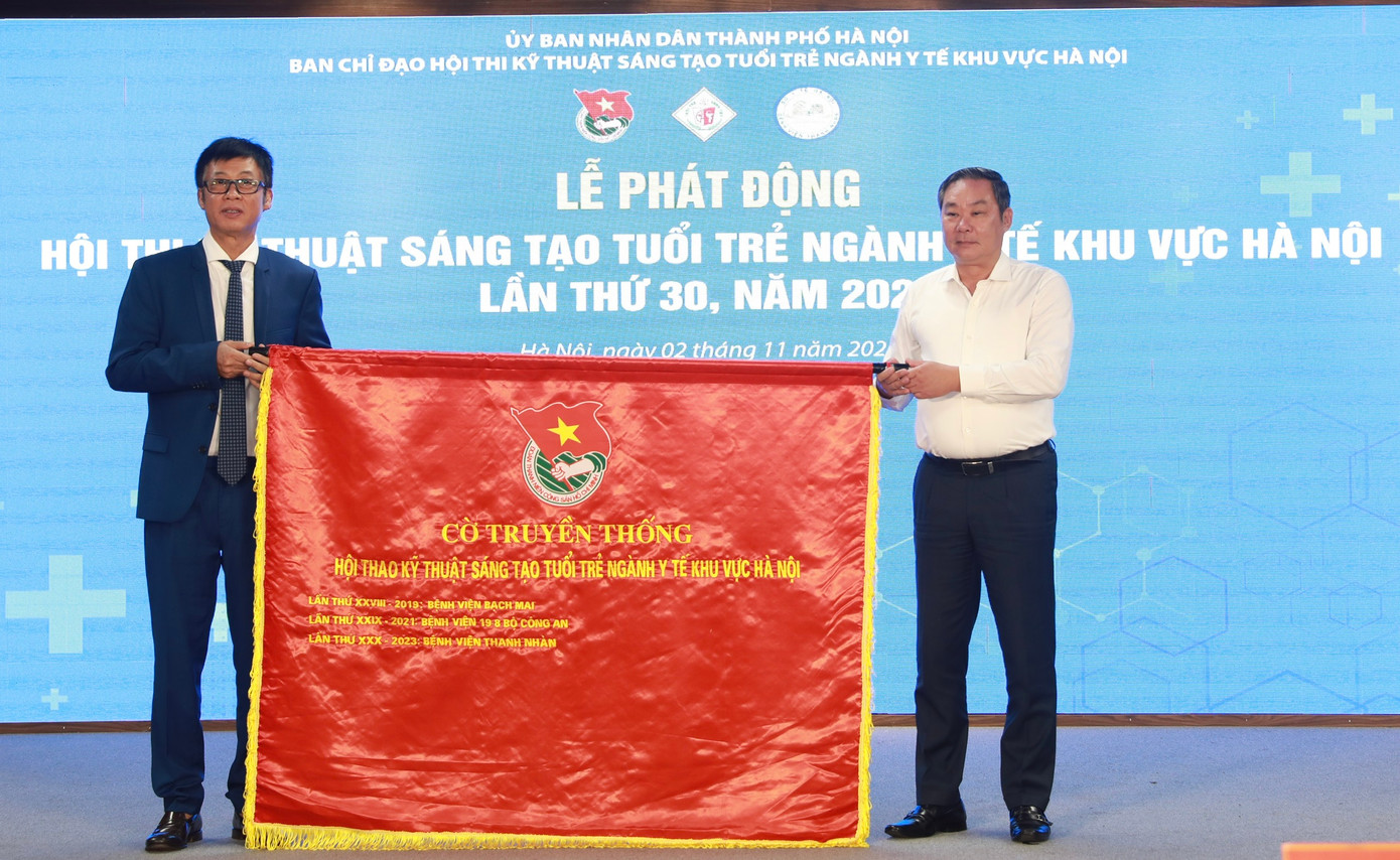 Phó Chủ tịch Thường trực UBND TP Hà Nội, Trưởng ban Chỉ đạo Hội thi Lê Hồng Sơn (bên phải) trao cờ truyền thống Hội thao kỹ thuật sáng tạo tuổi trẻ ngành Y tế khu vực Hà Nội lần thứ 30, năm 2023 cho lãnh đạo Bệnh viện Thanh Nhàn. Ảnh: Bảo Anh Phó Chủ tịch Thường trực UBND TP Hà Nội, Trưởng ban Chỉ đạo Hội thi Lê Hồng Sơn (bên phải) trao cờ truyền thống Hội thao kỹ thuật sáng tạo tuổi trẻ ngành Y tế khu vực Hà Nội lần thứ 30, năm 2023 cho lãnh đạo Bệnh viện Thanh Nhàn. Ảnh: Bảo Anh