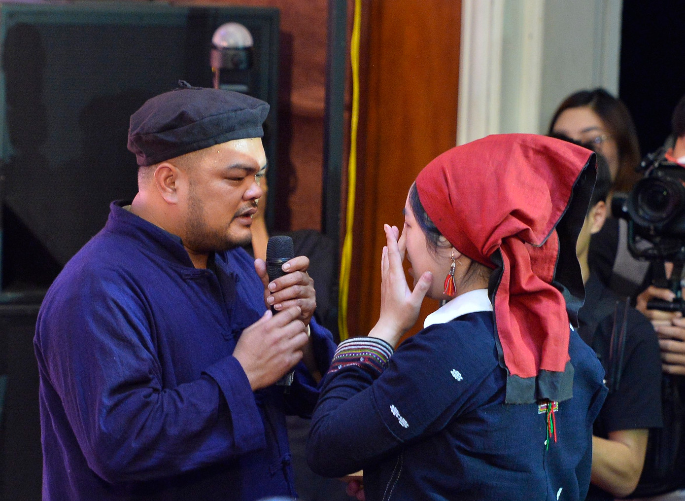 Khoảnh khắc xúc động của vợ chồng anh Lường Quang Đại (dân tộc Tày) và chị Lý Thị Xuân (dân tộc Dao) Khoảnh khắc xúc động của vợ chồng anh Lường Quang Đại (dân tộc Tày) và chị Lý Thị Xuân (dân tộc Dao)