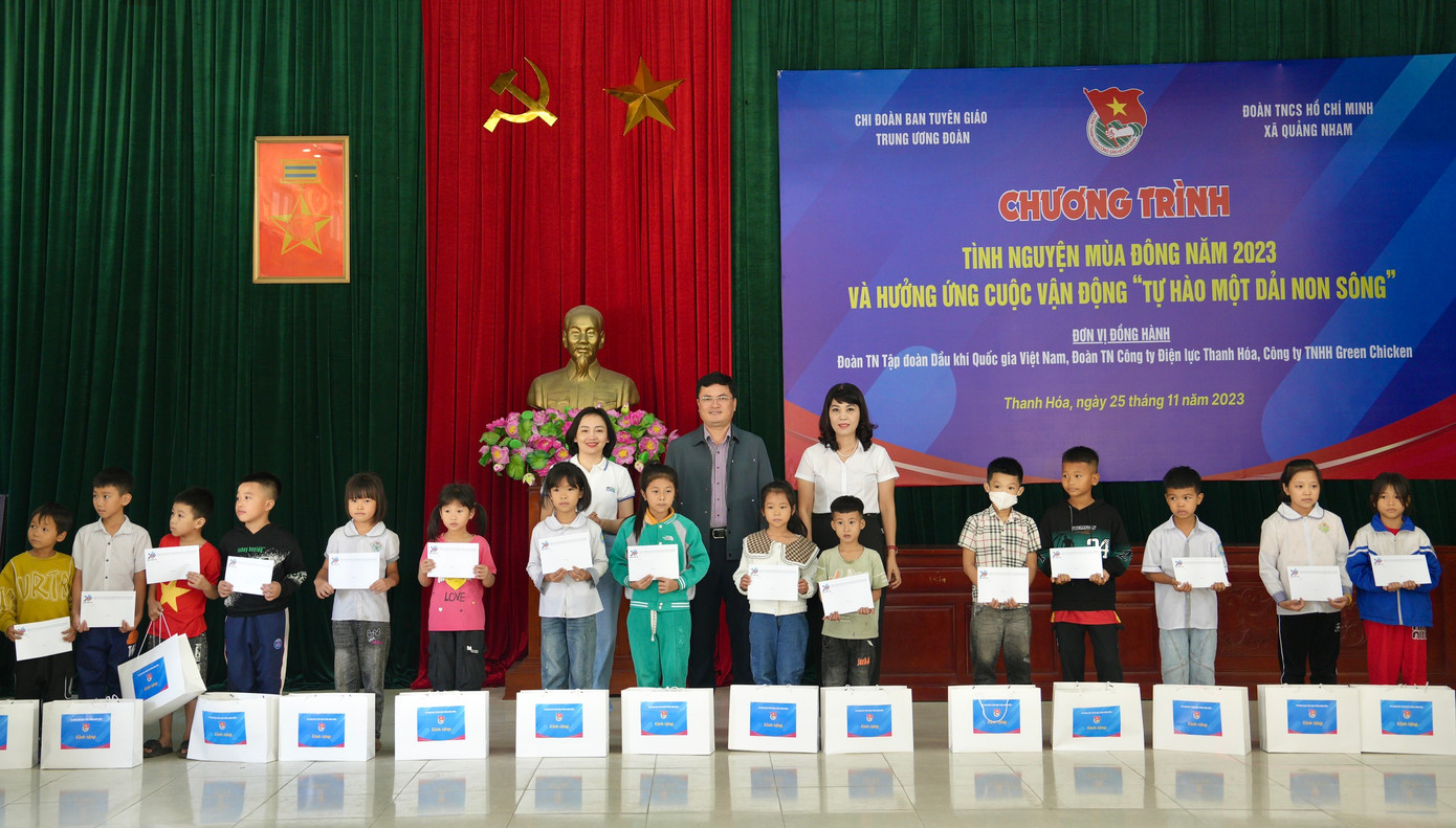 Tặng quà, học bổng cho học sinh có hoàn cảnh khó khăn. Tặng quà, học bổng cho học sinh có hoàn cảnh khó khăn.