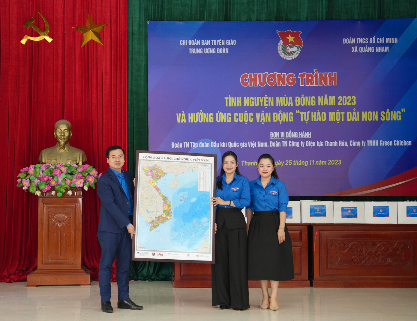 Anh Nguyễn Nhất Linh - Phó Trưởng ban Tuyên giáo Trung ương Đoàn (bên trái) trao tặng bản đồ Việt Nam hưởng ứng Cuộc vận động "Tự hào một dải non sông". Anh Nguyễn Nhất Linh - Phó Trưởng ban Tuyên giáo Trung ương Đoàn (bên trái) trao tặng bản đồ Việt Nam hưởng ứng Cuộc vận động "Tự hào một dải non sông".