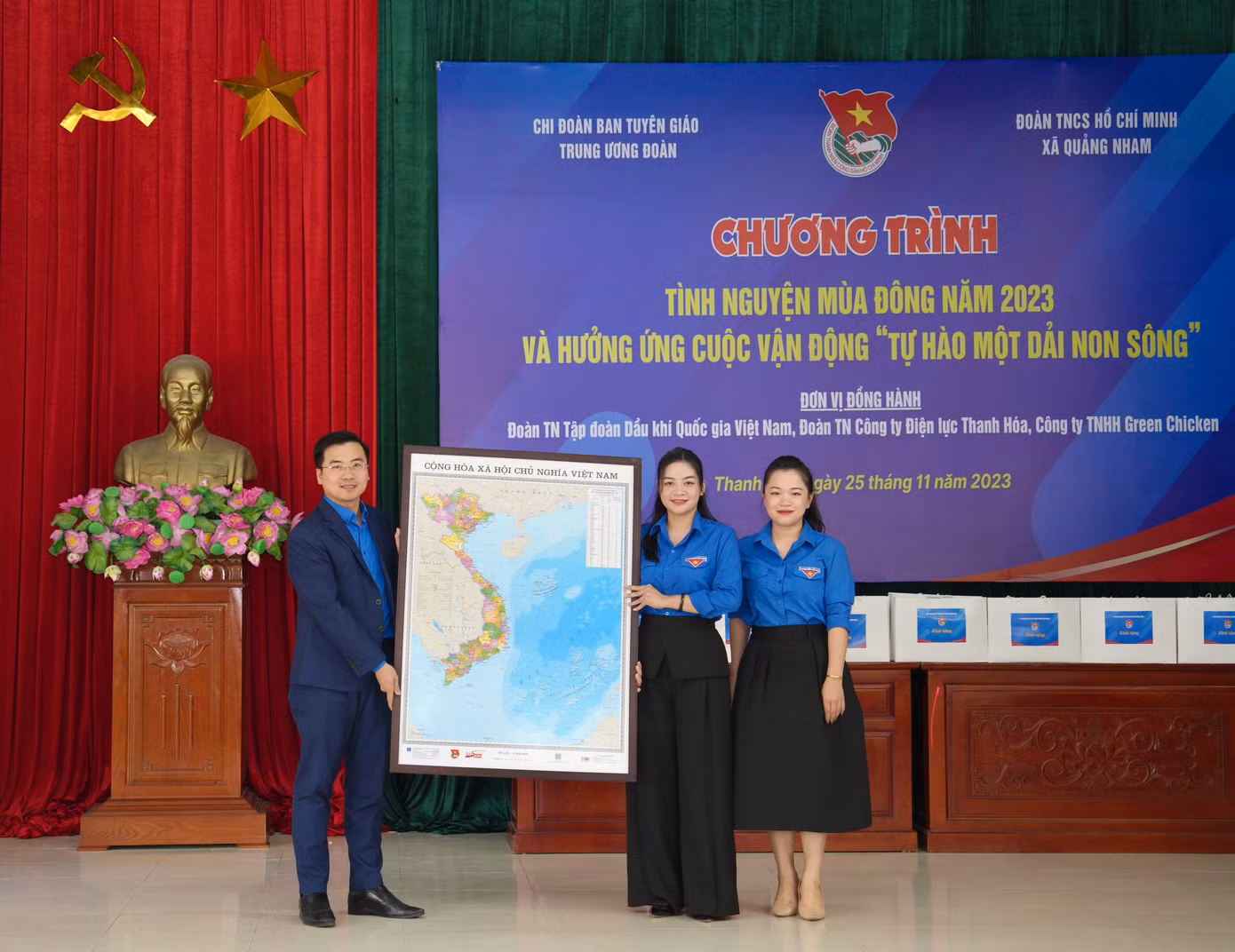 Anh Nguyễn Nhất Linh - Phó Trưởng ban Tuyên giáo Trung ương Đoàn (bên trái) trao tặng bản đồ Việt Nam hưởng ứng Cuộc vận động "Tự hào một dải non sông".