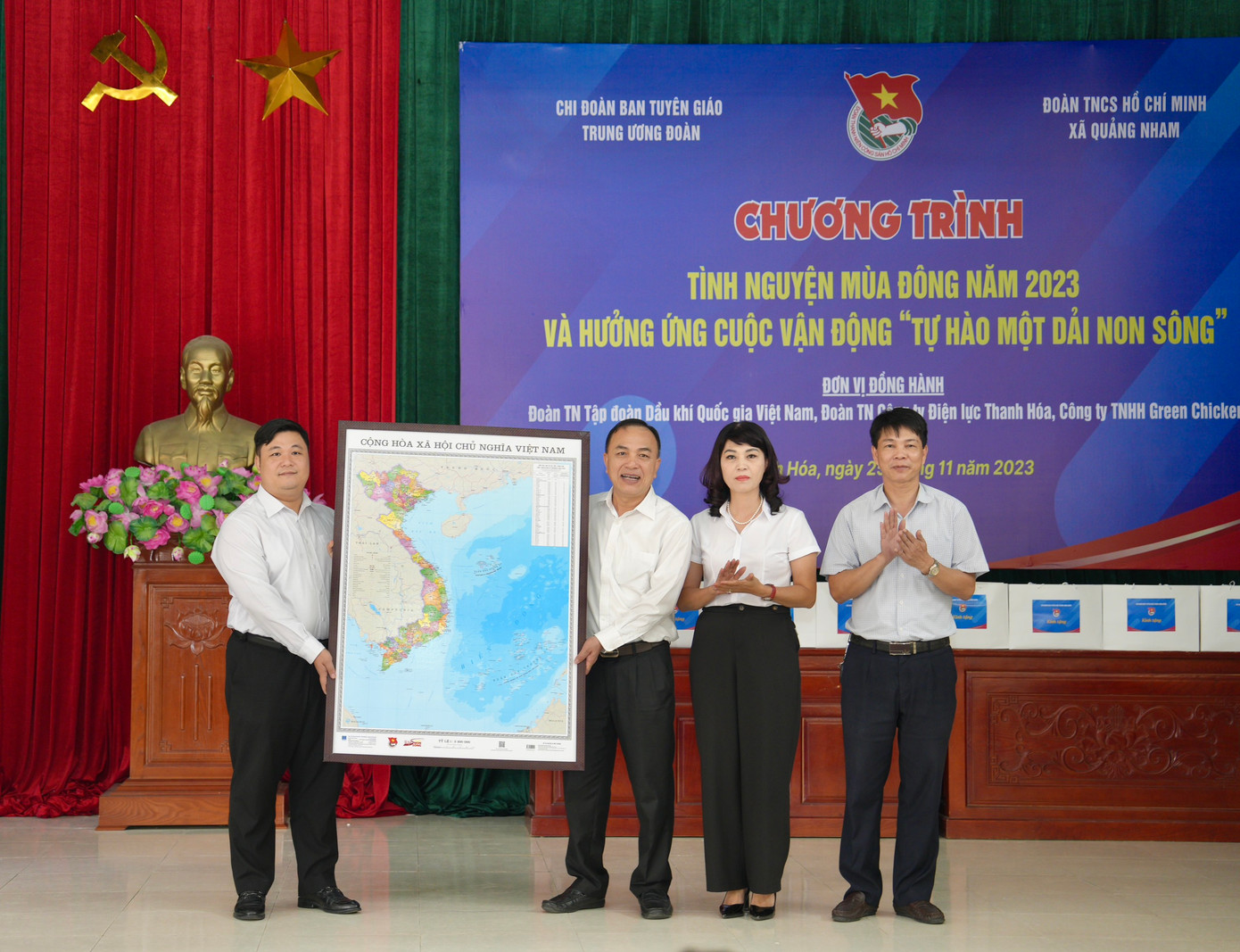 Anh Nguyễn Thái An - Trưởng ban Tuyên giáo Trung ương Đoàn (trái) trao tặng bản đồ Việt Nam hưởng ứng Cuộc vận động "Tự hào một dải non sông". Anh Nguyễn Thái An - Trưởng ban Tuyên giáo Trung ương Đoàn (trái) trao tặng bản đồ Việt Nam hưởng ứng Cuộc vận động "Tự hào một dải non sông".