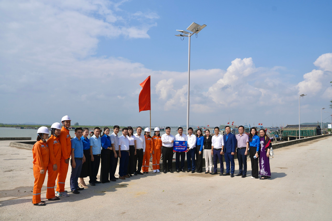 Các hoạt động tặng quà trong chương trình Tình nguyện mùa đông 2023 được Chi đoàn Ban Tuyên giáo Trung ương Đoàn tổ chức tại xã Quảng Nham, huyện Quảng Xương, tỉnh Thanh Hóa. Các hoạt động tặng quà trong chương trình Tình nguyện mùa đông 2023 được Chi đoàn Ban Tuyên giáo Trung ương Đoàn tổ chức tại xã Quảng Nham, huyện Quảng Xương, tỉnh Thanh Hóa.