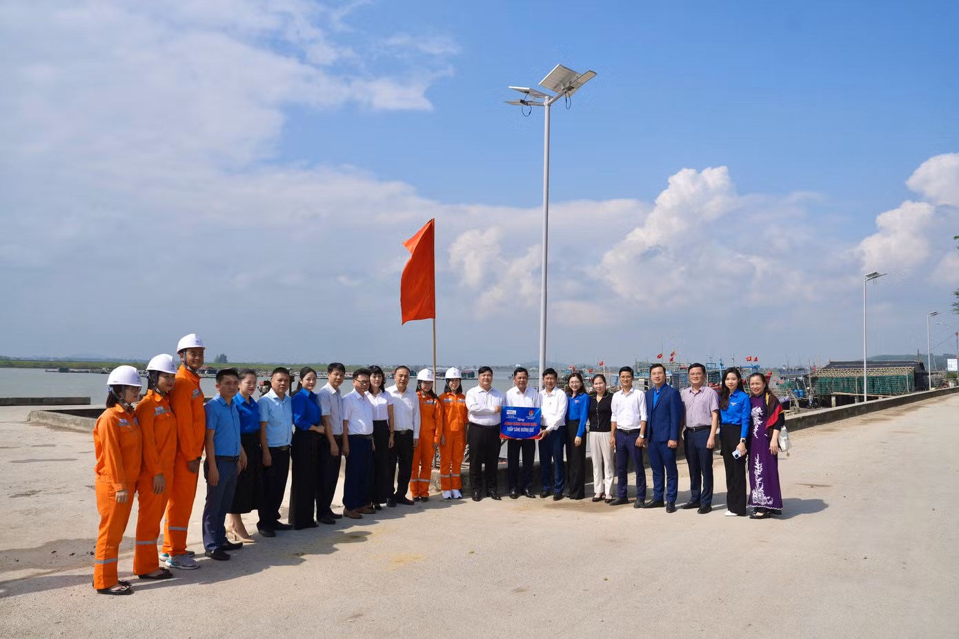 Các hoạt động tặng quà trong chương trình Tình nguyện mùa đông 2023 được Chi đoàn Ban Tuyên giáo Trung ương Đoàn tổ chức tại xã Quảng Nham, huyện Quảng Xương, tỉnh Thanh Hóa.