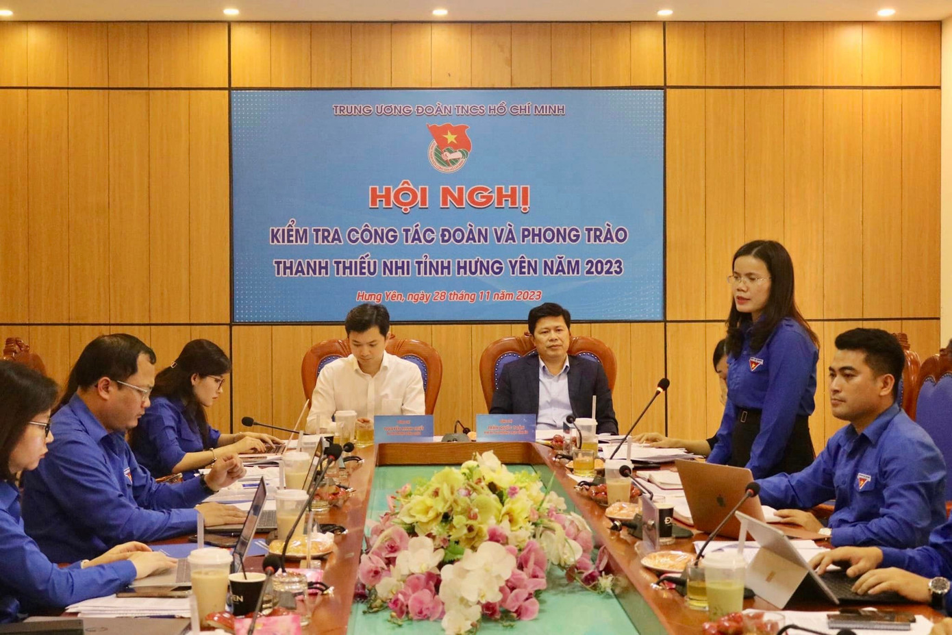 Các đại biểu trao đổi tại buổi làm việc