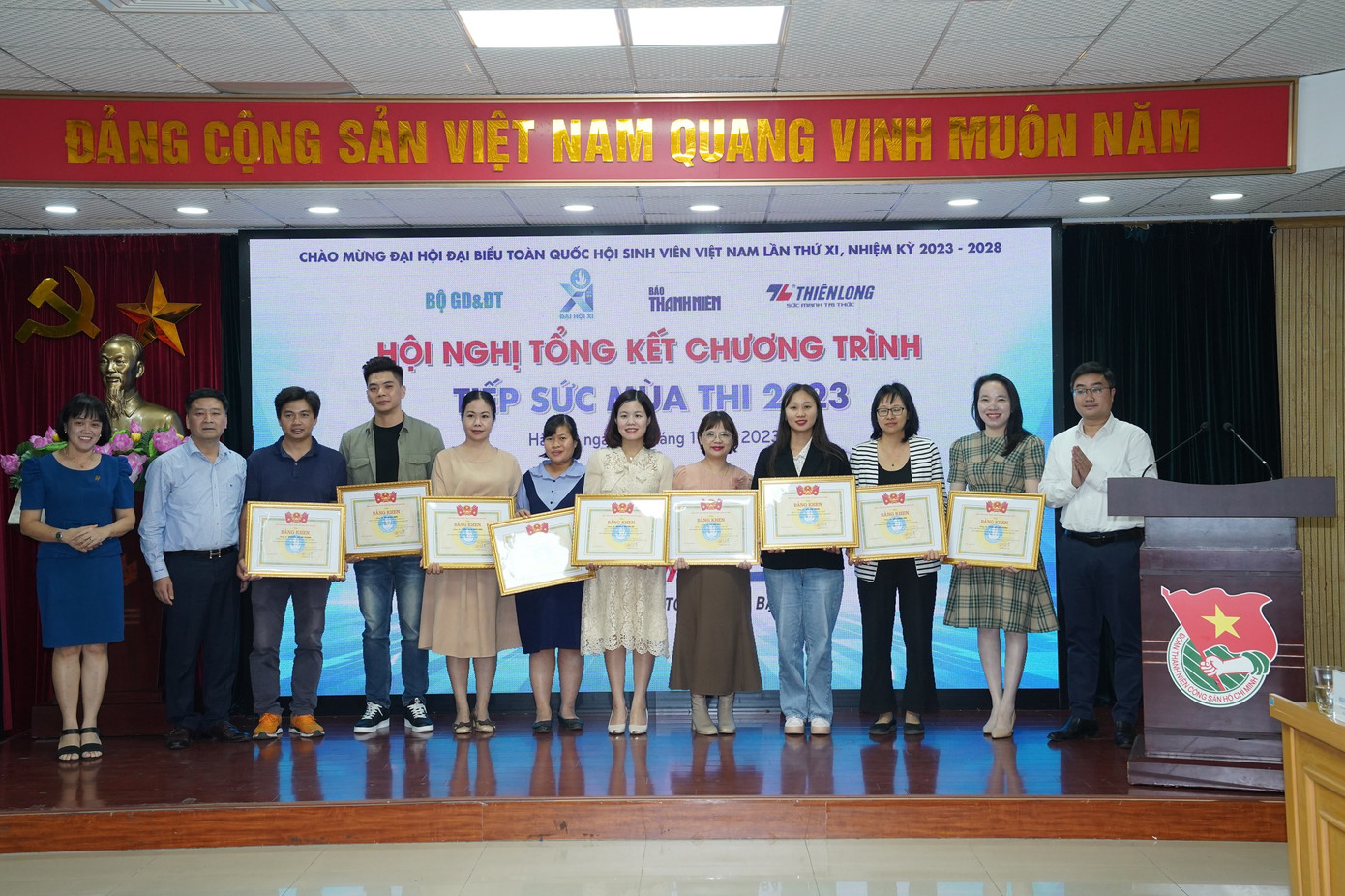 Tặng Bằng khen của Trung ương Hội Sinh viên Việt Nam cho các phóng viên vì có thành tích xuất sắc trong công tác triển khai chương trình Tiếp sức mùa thi năm 2023. Ảnh: Ngọc Thắng