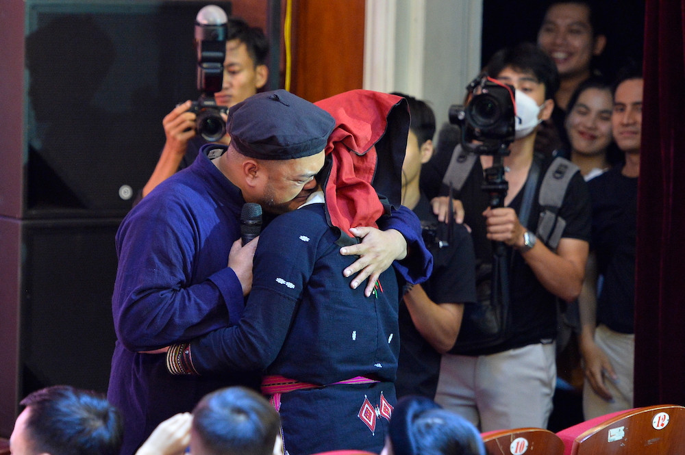 Vợ chồng anh Lường Quang Đại và chị Lý Thị Xuân hạnh phúc ngập tràn khi trao nhẫn cầu hôn sau 10 năm làm vợ chồng. Vợ chồng anh Lường Quang Đại và chị Lý Thị Xuân hạnh phúc ngập tràn khi trao nhẫn cầu hôn sau 10 năm làm vợ chồng.