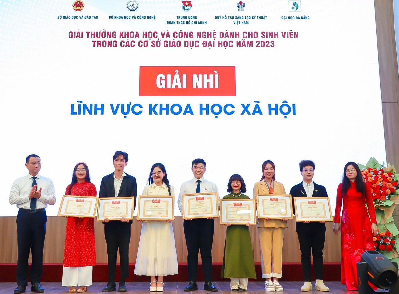 Nhóm Helius+ nhận giải Nhì Giải thưởng khoa học và công nghệ dành cho sinh viên trong các cơ sở giáo dục đại học năm 2023, lĩnh vực Khoa học Xã hội. Nhóm Helius+ nhận giải Nhì Giải thưởng khoa học và công nghệ dành cho sinh viên trong các cơ sở giáo dục đại học năm 2023, lĩnh vực Khoa học Xã hội.