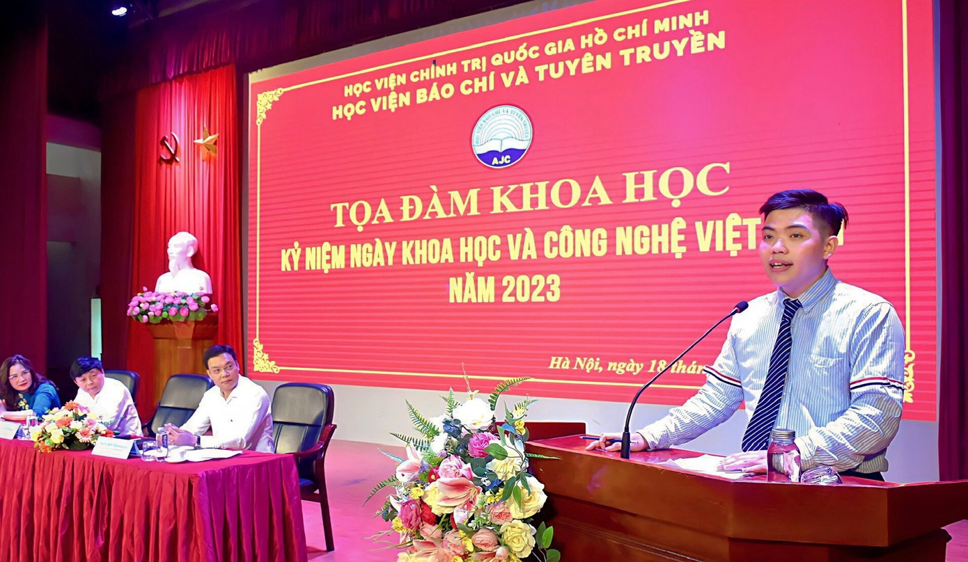 Nguyễn Bá Khải phát biểu tại một toạ đàm khoa học Nguyễn Bá Khải phát biểu tại một toạ đàm khoa học