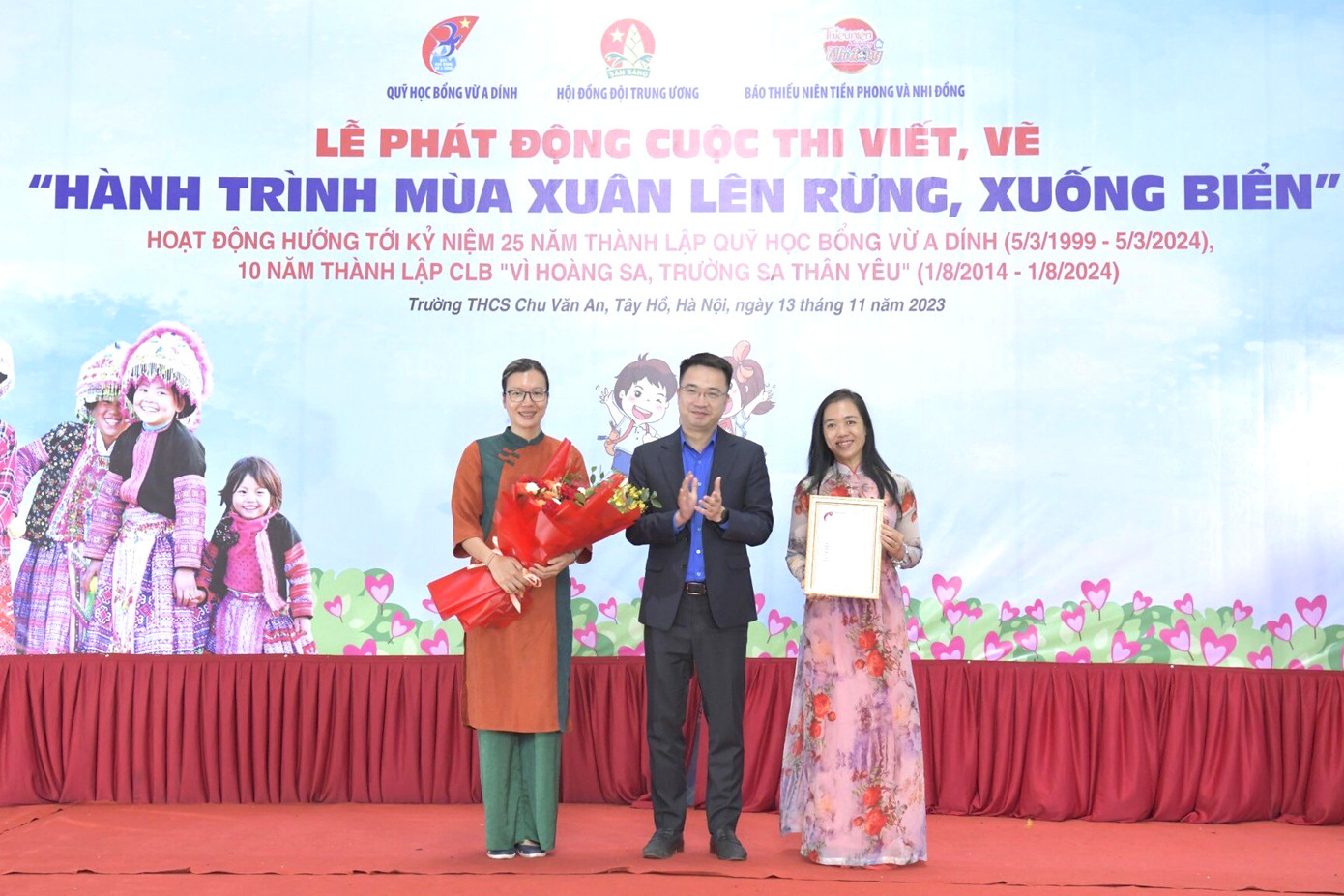 Bí thư T.Ư Đoàn Nguyễn Tường Lâm trao Thư cảm ơn của của Ban điều hành Quỹ Học bổng Vừ A Dính tới Trường THCS Chu Văn An (Tây Hồ, Hà Nội) vì những hoạt động đồng hành của nhà trường trong dịp kỷ niệm 25 năm ngày thành lập và hoạt động của Quỹ.