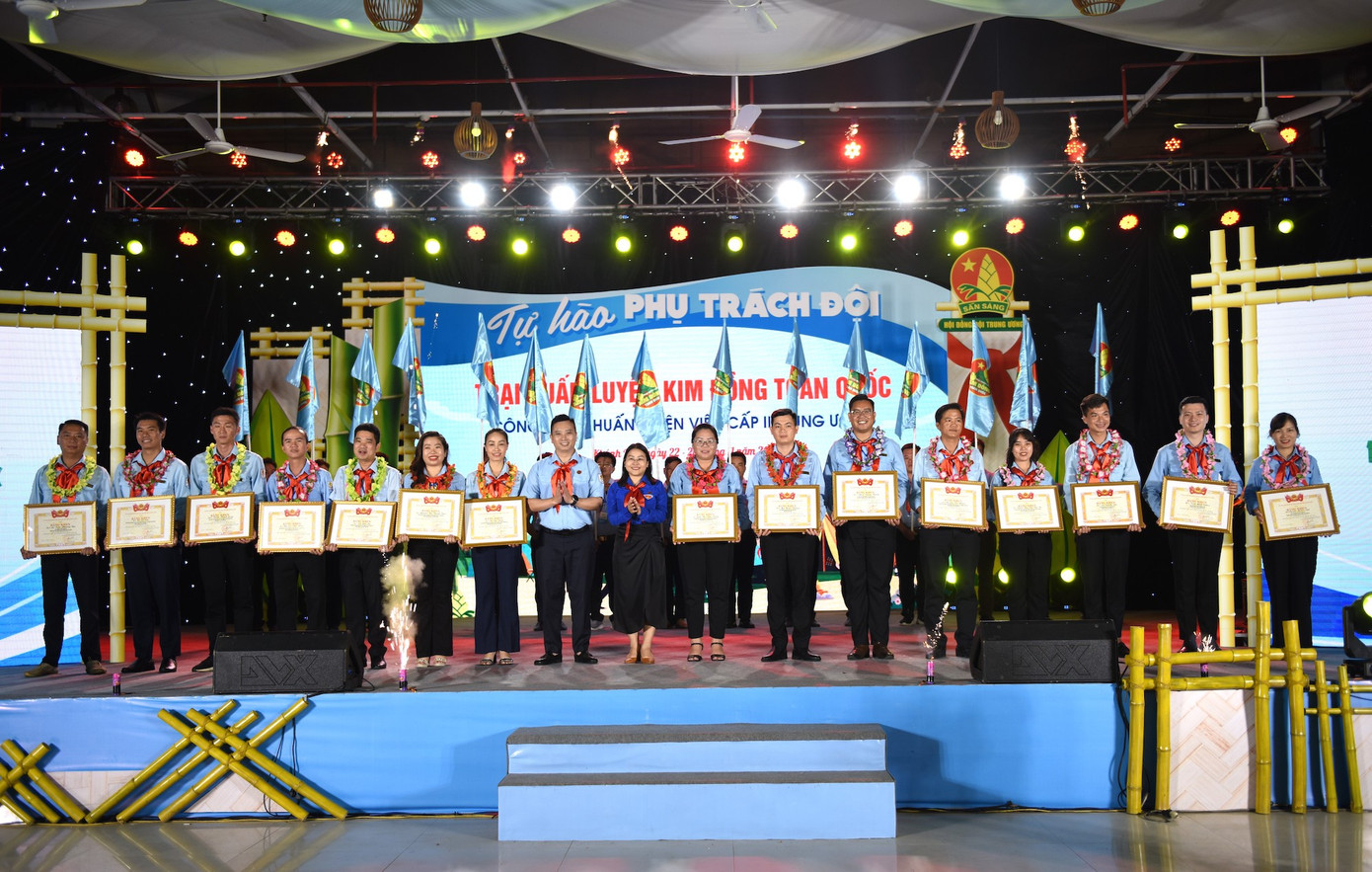 15 trại sinh có thành tích xuất sắc tiêu biểu nhất tại Trại Huấn luyện Kim Đồng cấp II toàn quốc năm 2023 nhận Bằng khen của Trung ương Đoàn 15 trại sinh có thành tích xuất sắc tiêu biểu nhất tại Trại Huấn luyện Kim Đồng cấp II toàn quốc năm 2023 nhận Bằng khen của Trung ương Đoàn