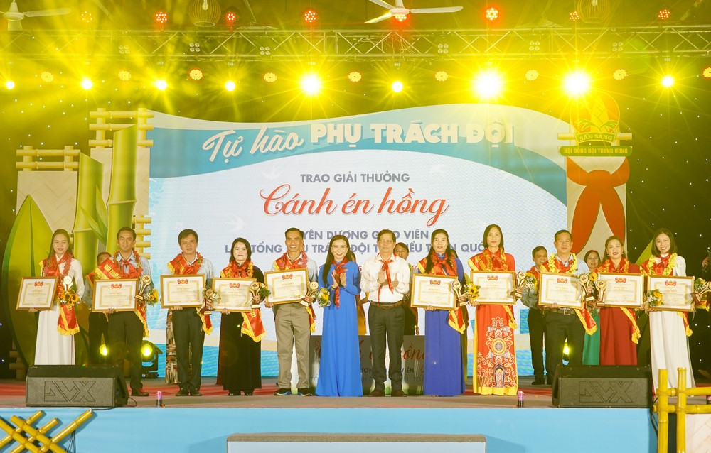 Trao giải thưởng Cánh én hồng cho 20 giáo viên làm Tổng phụ trách Đội xuất sắc trên toàn quốc.