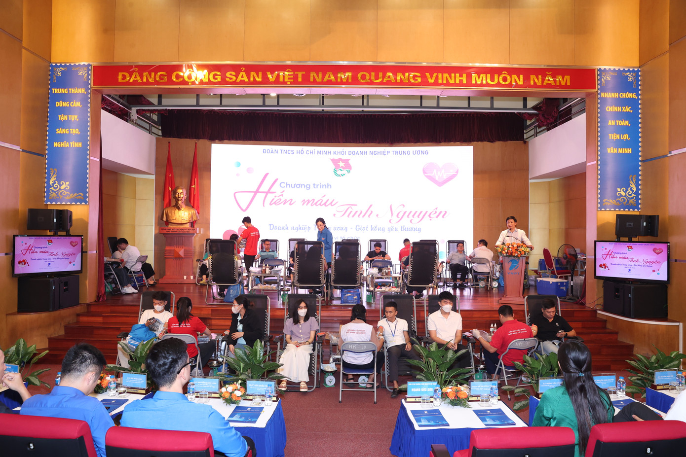 Đông đảo đoàn viên, thanh niên, cán bộ công nhân viên Tập đoàn VNPT tham gia hiến máu Đông đảo đoàn viên, thanh niên, cán bộ công nhân viên Tập đoàn VNPT tham gia hiến máu