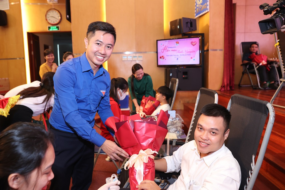 Anh Nguyễn Quang Long - Bí thư Đoàn VNPT tặng hoa cho người hiến máu tại ngày hội Anh Nguyễn Quang Long - Bí thư Đoàn VNPT tặng hoa cho người hiến máu tại ngày hội