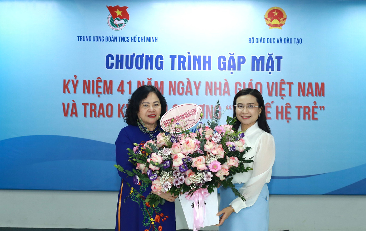 Chị Nguyễn Phạm Duy Trang, Bí thư T.Ư Đoàn, Chủ tịch Hội đồng Đội T.Ư tặng hoa chúc mừng bà Ngô Thị Minh, Thứ trưởng Bộ GD&amp;ĐT nhân dịp 41 năm Ngày Nhà giáo Việt Nam 20/11. Ảnh: Bảo Anh