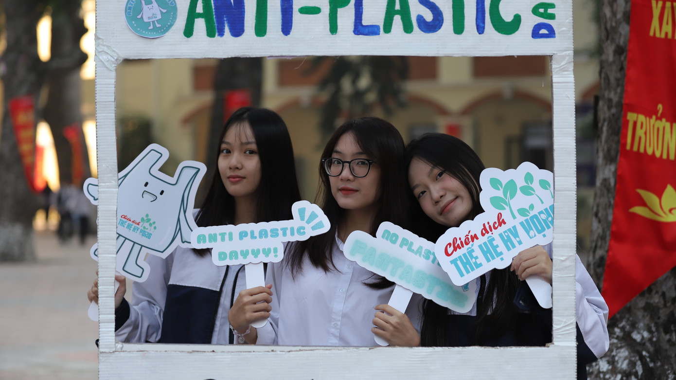 Các bạn học sinh Hà Nội hào hứng tham gia ngày hội Anti-Plastic Day - bảo vệ môi trường