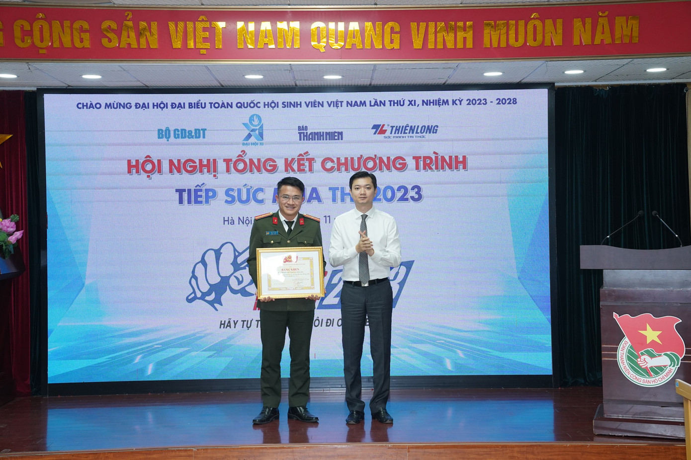 Anh Nguyễn Minh Triết, Bí thư T.Ư Đoàn, Chủ tịch T.Ư Hội SVVN trao tặng Bằng khen cho tập thể xuất sắc. Ảnh: Ngọc Thắng