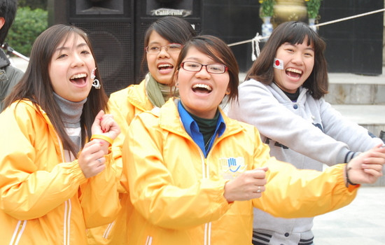 Với các ca khúc sôi động, nhóm sinh viên Nhật đã thu biến sân khấu thành nơi “biểu diễn” của hàng trăm bạn trẻ với các phần hát, nhảy flashmob. Hiếm nơi nào, những người đi quyên góp ủng hộ lại dành được nhiều tình cảm như ngày hội Mottainai này.