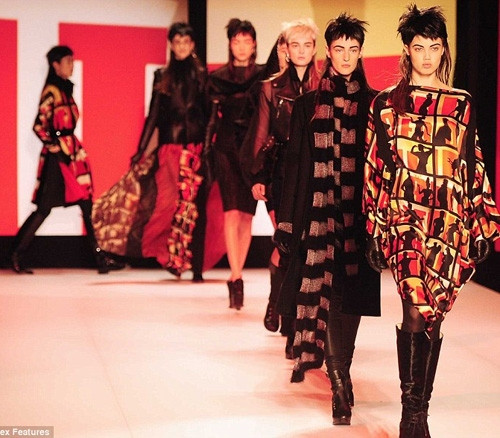 1. Chân dài Cara Delevingne xuất hiện trong show thời trang của Jean Paul Gaultier với kiểu tóc "mullet" (phía trước ngắn và phía sau dài). Tuy nhiên, bộ tóc giả lại lệch tông màu với tóc thật, khiến cô nàng trông càng ngổ ngáo. Với biểu cảm khuôn mặt nghiêm trang, thậm chí dữ dằn của người mẫu, thật không khó để nhận ra cá tính nổi loạn trong BST của Jean Paul Gaultier. Với Jean Paul Gaultier, kiểu tóc không quyết định trang phục bạn mặc trên người bởi vì chúng có thể là hai thái cực trái ngược nhau. 2. Kiểu tóc của Af Vandervorst có lẽ "độc" nhất và khó áp dụng nhất khi khuôn mặt của người mẫu bị giấu đi hoàn toàn, chỉ hở bờ môi đỏ mọng quyến rũ. Với một lớp tóc mái dài và dày như thế này che kín mặt, bạn sẽ chẳng thể nào bước đi cũng như gặp gỡ, trò chuyện với bất kỳ ai. Vì thế, đây là kiểu tóc chỉ có thể ngắm hoặc nếu có áp dụng thì phải theo một phiên bản khác. 3. Trong khi đó, người mẫu của Haider Ackermann xuất hiện trên đường băng với kiểu tóc búi - rối rắm và luộm thuộm. 4. Rick Owens không chỉ "quái" ở trang phục mà còn "quái" ở kiểu tóc cũng như trang điểm của người mẫu. Kiểu tóc "điện giật" có vẻ không bình thường nhưng biết đâu lại lọt vào mắt xanh của những cô nàng thích phong cách hoang dã. Dàn chân dài xuất hiện như những bóng ma vật vờ trên sàn catwalk. 5. Với Junya Watanabe, tóc "tổ quạ" mới là mốt của mùa thu - đông 2013, vừa ấm áp lại rất ấn tượng. Bạn có thể tạo nhiều kiểu "tổ quạ" khác nhau. 6. Givenchy lôi cuốn người xem bằng những kiểu tóc xoăn cuộn tròn nhiều màu sắc, giống như những viên kẹo ngọt ngào. Kiểu tóc này khiến nhiều người liên tưởng đến những chiếc mũ bơi.