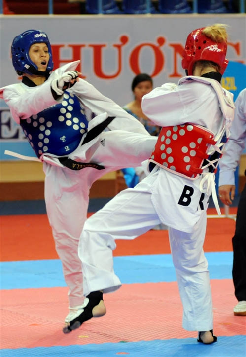 Trận đấu giữa VĐV nữ 2 đội Venezuela và Brazil