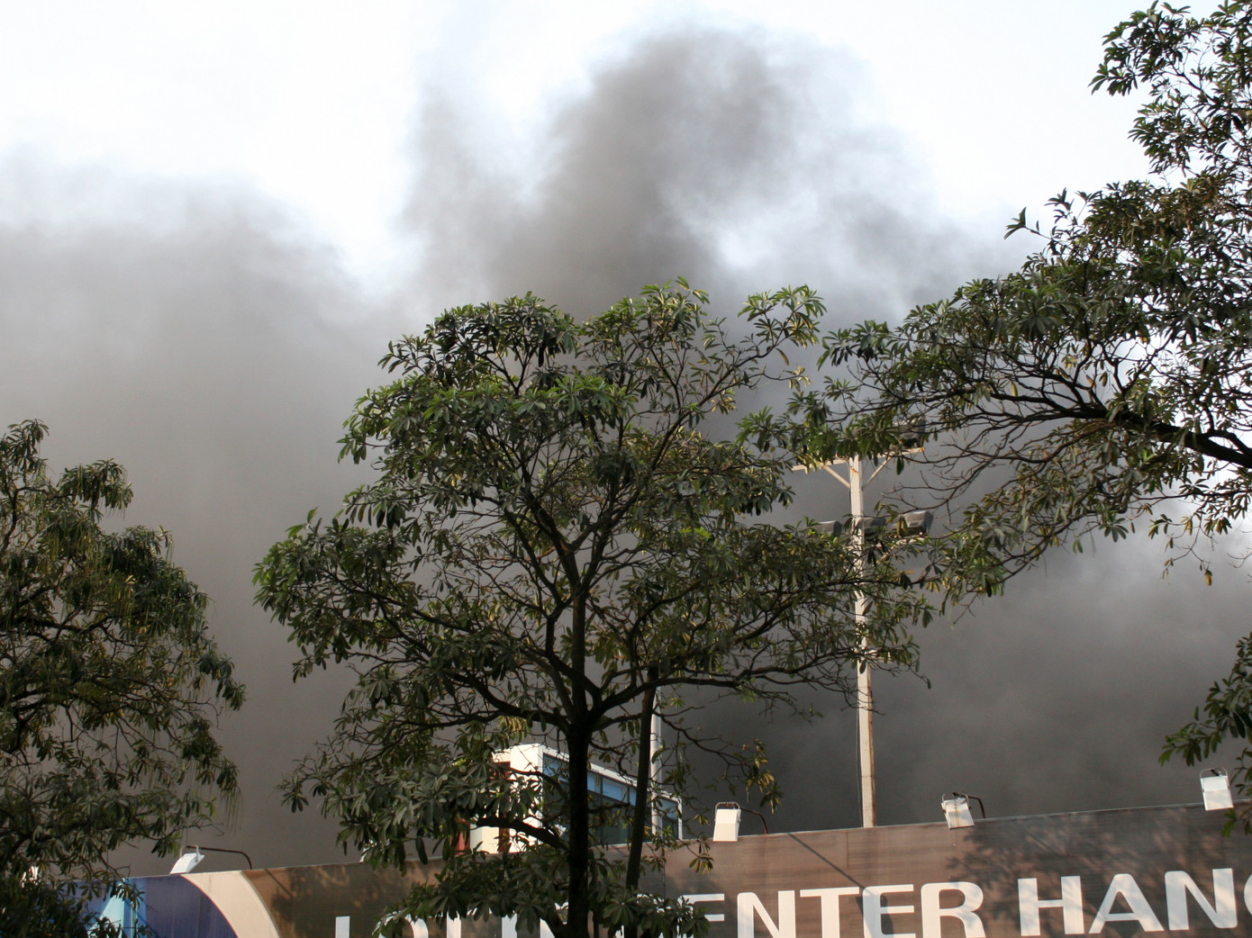 Khói đen mù mịt bốc lên