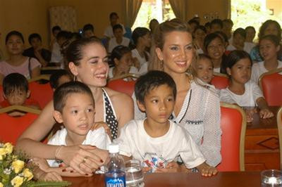 Ôm các em nhỏ của làng trẻ Birla và cùng vui thích xem các em biểu diễn. HH Shunit Faragi dạy các em làng trẻ Birla điệu nhảy của đất nước mình. "Chúng ta cùng hát và nhảy nhé". Shunit và Efrat cùng hát một bài hát thiếu nhi Israel. HH Israel kể cho các em ở làng trẻ Birla câu chuyện "Người đàn bà và cây kim đan kì diệu" Các em chăm chú nghe cô đọc. 3 bình nóng lạnh được tặng cho trẻ em của Làng Birla, Hà Nội. Đích thân Hoa hậu Israel Shunit Faragi trao quà tận tay cho các em thiệt thòi. Kí tặng sách cho các em. Hoa hậu Israel đã từng tham gia vị trí tiền vệ cho một đội bóng khá chuyên nghiệp ở quốc gia này. Cô đã thử vài "chiêu" cho các em và phóng viên xem. Trước lúc chia tay với các em làng trẻ Birla, Hà Nội, trưa ngày 18/7/2008.