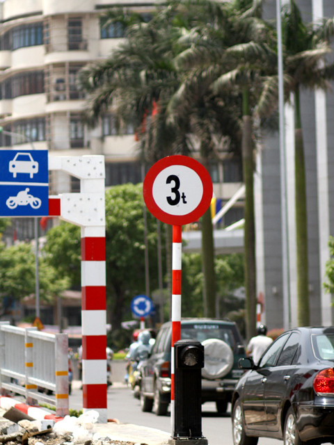 Hệ thống cột biển báo, đèn tín hiệu phân luồng đường lên cầu và chân cầu cũng đã sẵn sàng hoạt động