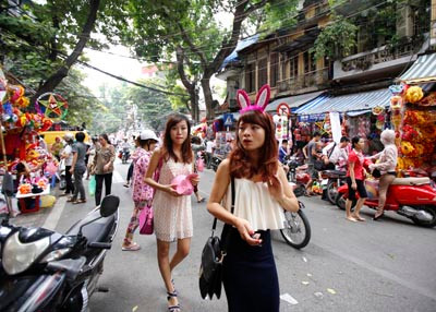 Nhiều bạn gái lên phố tìm những đồ chơi lạ. Nhiều bạn gái lên phố tìm những đồ chơi lạ