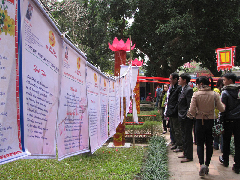 Đọc thơ tại Văn Miếu ngày 4-2-2012. Ảnh: Trường Phong. Đọc thơ tại Văn Miếu ngày 4-2-2012. Ảnh: Trường Phong