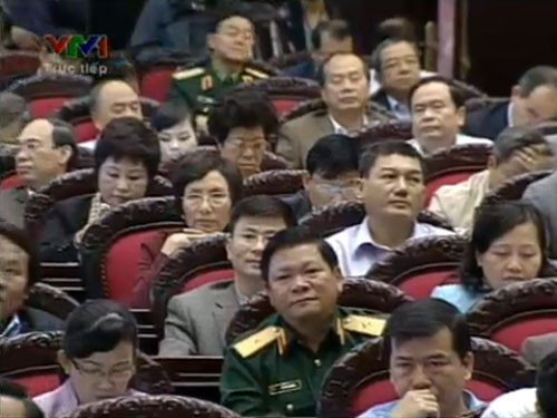 Các ĐB QH lắng nghe phần trả lời chất vấn của Bộ trưởng Bộ Y tế