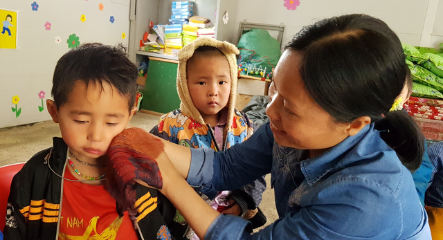 Hai cô giáo “hy sinh” tuổi xuân để làm mẹ của 17 đứa trẻ H’Mông ảnh 4