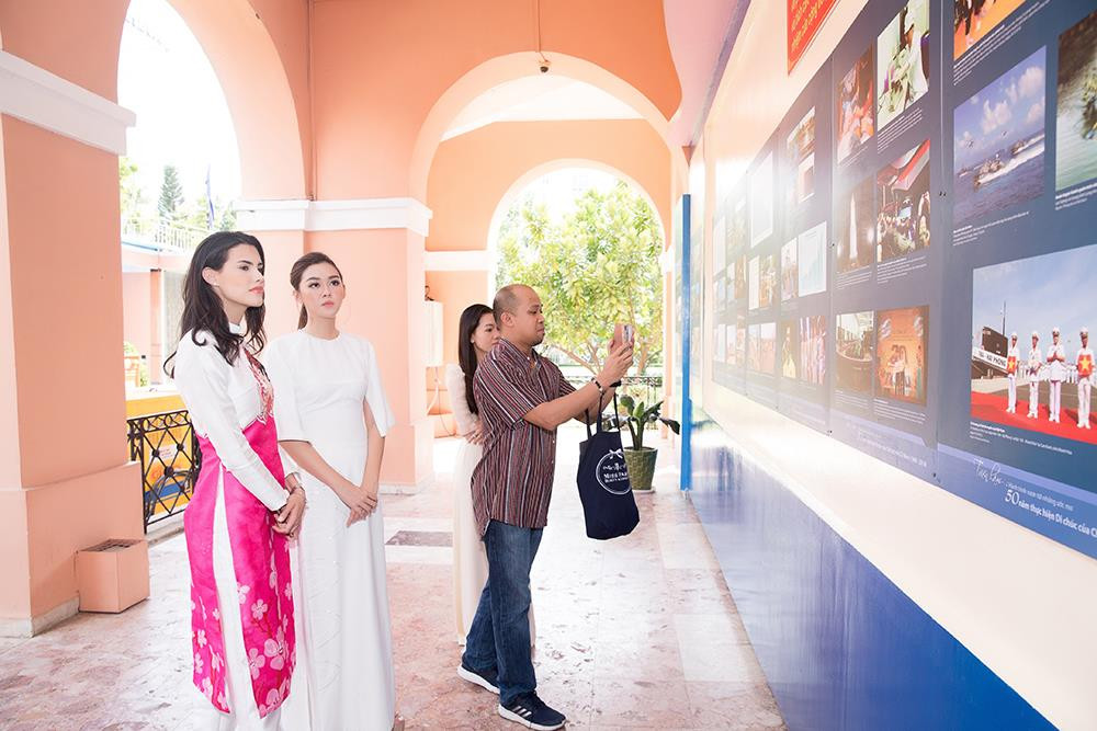 Á hậu Tường San diện váy xuyên thấu gợi cảm, đọ sắc Hoa hậu Quốc tế 2018 ảnh 5