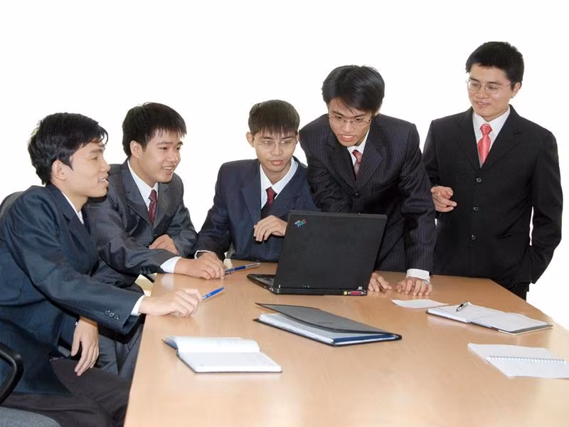 Tổng Giám đốc Nguyễn Xuân Tài 27tuổi (giữa) cùng các đồng nghiệp ở Naiscorp