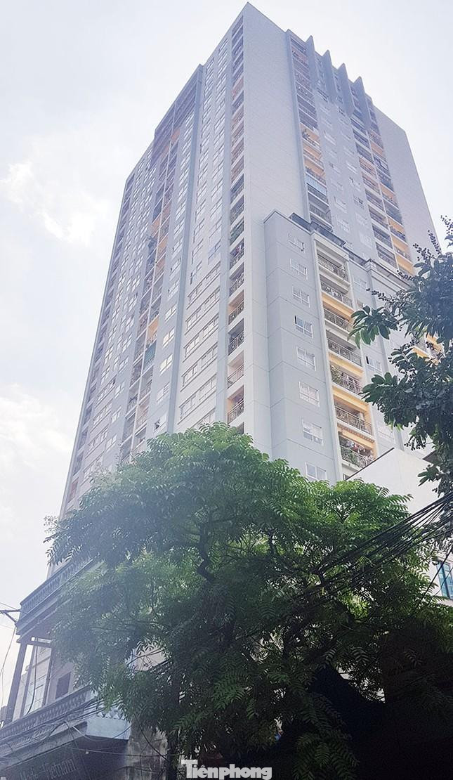 TTCP vừa Thông báo công khai Kết luận thanh tra về một số dự án đầu tư xây dựng từ nguồn vốn ngân sách, nguồn vốn vay; việc chuyển đổi, chuyển nhượng nhà đất của cơ quan nhà nước, doanh nghiệp nhà nước, nhà đất có vị trí đắc địa sang mục đích khác tại Hà Nội (giai đoạn 2003-2016). Qua thanh tra, TTCP phát hiện nhiều thiếu sót, vi phạm về đất đai, quy hoạch xây dựng, tài chính… đối với các dự án này. Điều đáng nói, hầu hết những cơ nhà đất trên sau chuyển đổi, chuyển nhượng đều được chủ đầu tư xây cao ốc, xây chung cư đến bán cho người dân về từ nhiều năm nhưng đến nay, cơ quan chức năng vẫn chưa xử lý hết sai phạm.