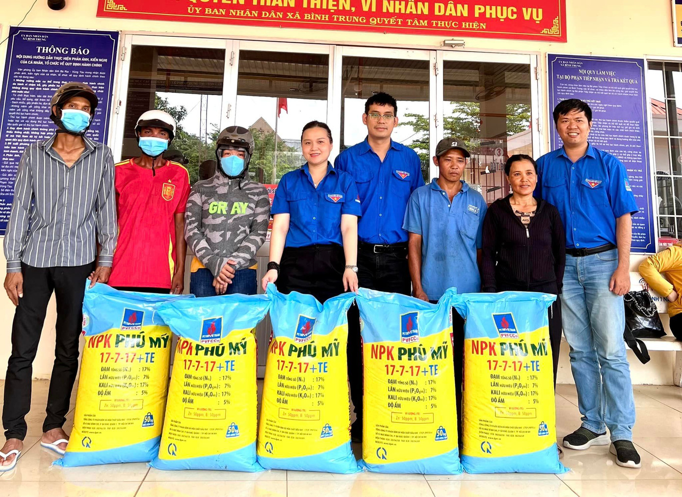 Tuổi trẻ PVFCCo đã trao tặng phân bón NPK Phú Mỹ cho các hộ gia đình có hoàn cảnh khó khăn tại xã Bình Trung, huyện Châu Đức, tỉnh Bà Rịa - Vũng Tàu. Tuổi trẻ PVFCCo đã trao tặng phân bón NPK Phú Mỹ cho các hộ gia đình có hoàn cảnh khó khăn tại xã Bình Trung, huyện Châu Đức, tỉnh Bà Rịa - Vũng Tàu.