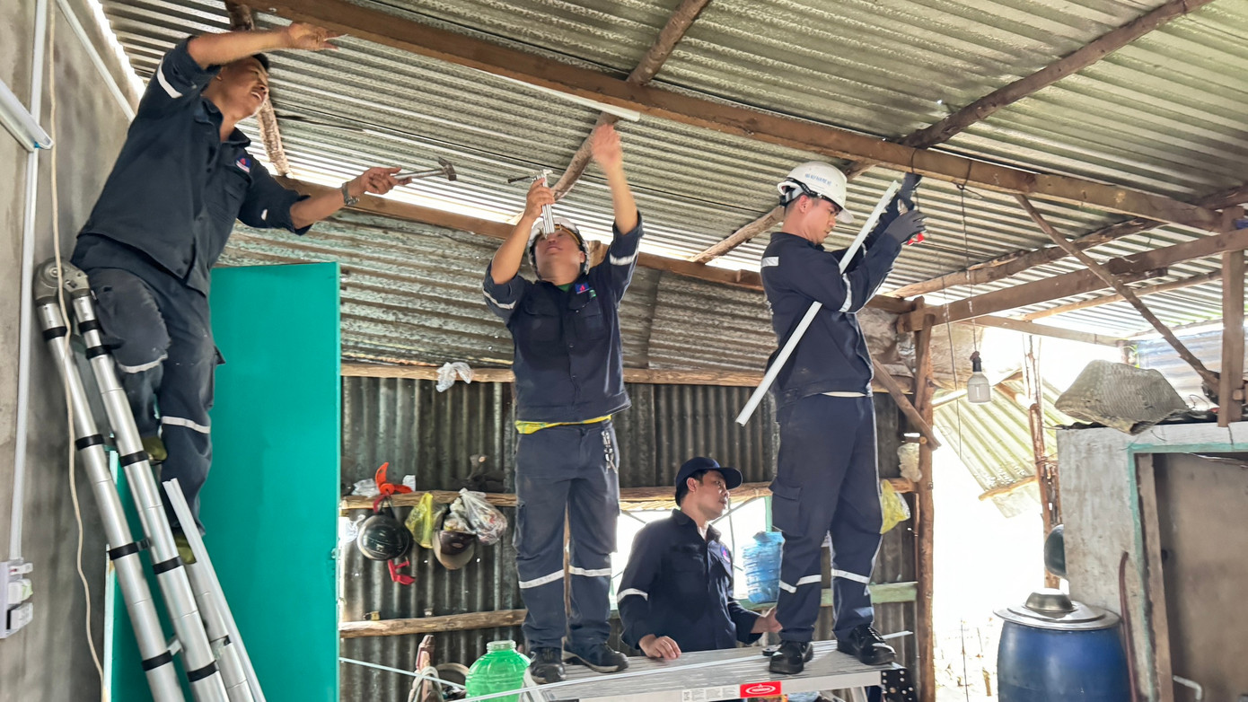 Các tình nguyện viên PVFCCo giúp bà con kiểm tra, sửa chữa thiết bị điện cho các hộ dân Các tình nguyện viên PVFCCo giúp bà con kiểm tra, sửa chữa thiết bị điện cho các hộ dân