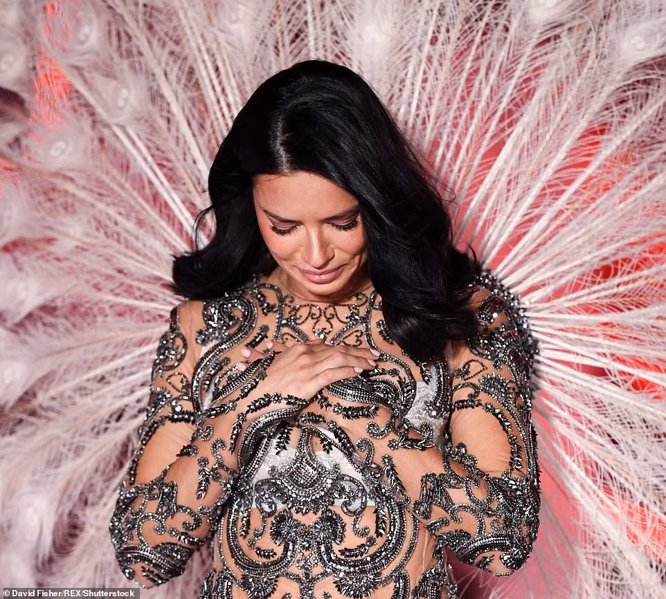 Adriana Lima nghẹn ngào bật khóc khi chia tay Victoria's Secret ảnh 15