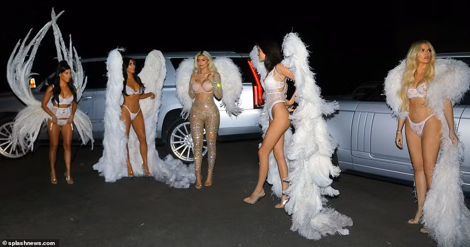 Chị em nhà Kim Kardashian hóa thân thành thiên thần nội y ảnh 6