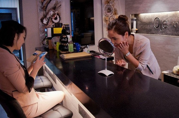 Một thiếu nữ tỏ ra hài lòng với gương mặt mới của mình