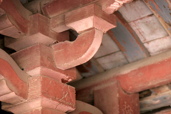 Cột, xà của chùa cầu là những khối vuông có sự cân xứng