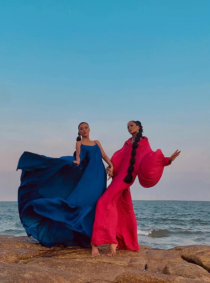 Hoa hậu H'Hen Niê và Á hậu Kim Duyên đẹp tựa 'nữ thần' trên biển trong những bộ váy bay bổng. Hoa hậu H'Hen Niê và Á hậu Kim Duyên đẹp tựa 'nữ thần' trên biển trong những bộ váy bay bổng.