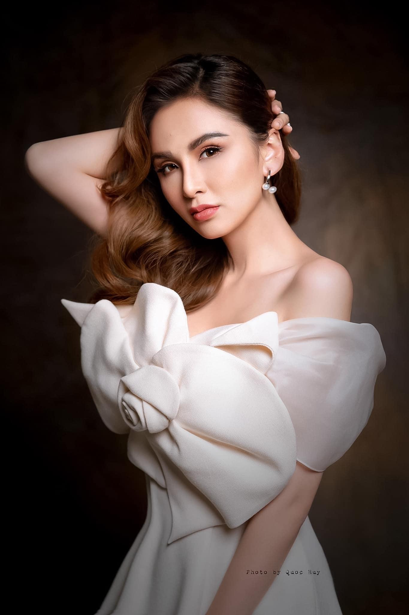 Hoa hậu Diễm Hương diện váy trắng thanh lịch khoe vai trần gợi cảm.